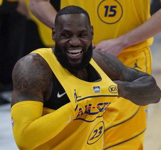  詹姆斯回归赛场，高光表现首场状态亮眼，湖人观众沸腾！-开云官网首页